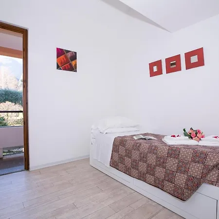 Sleeps 6 Air Con Cadenabbia